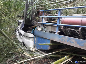 圖:高姓男子駕車不慎跌落一百公尺溪谷，警消花了六個多小時才將他救出，但他已傷重當場死於車內。(記者陳寶印攝)
