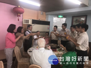 大甲區公所高學歷的役男，在暑期輔導清寒家庭學童課業，個個發揮

所長，讓學童獲益匪淺，七日公所人文課、文史工作者與全體役男會

餐，區長劉來旺敬茶感謝他們對地方的貢獻。（記者陳榮昌攝）
