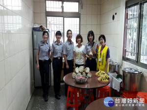 太平派出所長夫人（右三）下廚慶祝父親節。林重鎣攝