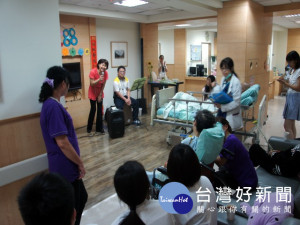 光田綜合醫院邀請22歲的抗癌鬥士葉家銘和媽媽林寶琴、學弟盧璽文

一同到院內福田安寧病房演出，與病友們同歡父親節。（記者陳榮昌
攝）