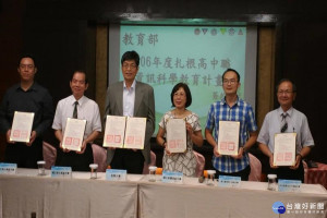 長榮大學副校長孫惠民與 5所高中校長、主任共同簽署合作備忘錄。