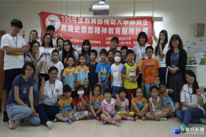 台灣首府大學幼兒教育學系師生17人，到麻豆區大山國小附設幼兒園作互動式教學。
