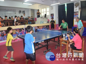 中市運動局長王慶堂九日視察北台中青少年暑期研習營桌球班，與市

議員吳敏濟受邀與小朋友對打桌球，學生眼明手快，倆人被打得招架困難，全場笑聲時起。（記者陳榮昌攝）