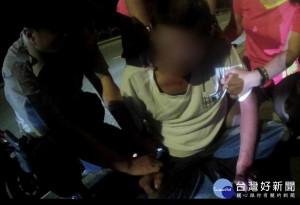 簡姓男子欲跳橋自殺，幸警方全力及勸說及救護，挽救悲劇發生。(記者陳寶印攝)
