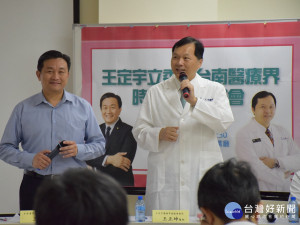 行政院政務顧問王正坤醫師(右)，支持王定宇立委角逐台南市長。　