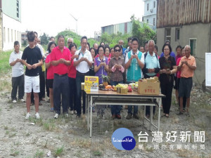 台中市環保局補助大安區永安里百萬經費，開闢綠美化植栽公園，十
日正式動工，場面熱鬧。（記者陳榮昌攝）