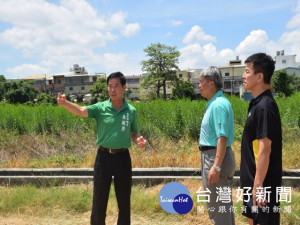 大甲區幸福段軍方所有六千多平方公尺土地，市議員吳敏濟邀同官員

會勘，運動局長王慶堂表示開闢多功能運動場所，以滿足校方及社區

民眾的需求。（記者陳榮昌攝）
