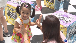 為減輕父母的育兒經濟負擔，北市府擬打算提高幼兒學費補助至每學期最高13500元，以縮短公立與私立幼兒園間的學費差距。（圖／資料照片）