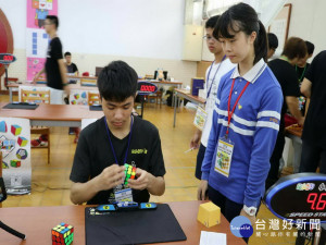 明道舉行兩岸魔術方塊賽。林重鎣攝