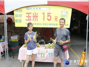 大里農民生產的酵素玉米。林重鎣攝