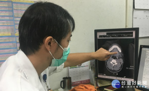 男子操作割草機意外被鐵條傷及下巴。