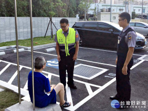 我想回家!近在咫尺   失智男子哭泣暖警助返家