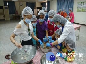 大安沙雕音樂季的承辦，吸引國內外親子旅遊團到大安區看、玩農業

，並diy製作青蔥豬肉貢圓，一日遊帶動了大安觀光及農業利益。（記者陳榮昌攝）