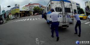 貨車油表故障油箱沒油車子卡在快車道 熱心警主動伸援