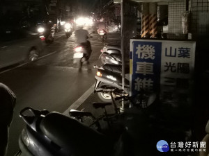 全台大停電，街道上一片漆黑，桃園市政府籲請民眾配合警方交通疏導，小心駕駛、注意安全。