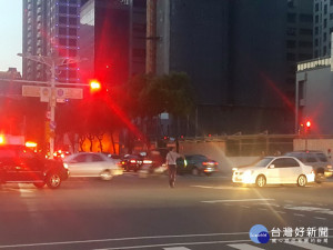 因應停電導致交通號誌失靈，警方加強路口交通指揮及車流疏導。