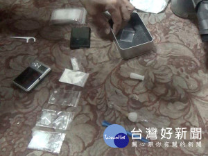 口湖警方於男子家中搜出海洛因、安非他命、吸食器、電子磅秤等，依違反毒品條例現行犯移送法辦。（記者陳昭宗拍攝）