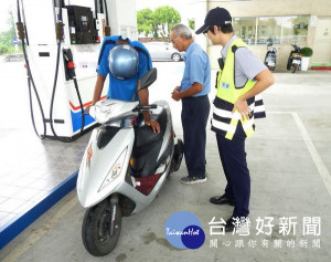 馬光所警員耐心關懷，在不違背受助人意願的情況下完成為民服務之目的，獲民眾肯定與讚揚。（記者陳昭宗拍攝）