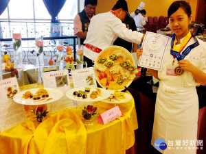 育達高職同學李蕙心參加中華國際美饌交流協會主辦的「2015美饌第四屆美食藝術大展」榮獲金牌。（資料照片）