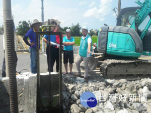 台中農田水利會大甲工作站耗資五十萬元工程費，改善大安區南北七

路遇雨淹水困境，昨日開工，立法院副院長蔡其昌助理施志昌與里民

到場祈望不再出現淹水情況。（記者陳榮昌攝）