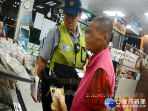 警員帶迷路婦人購買麵包。林重鎣攝