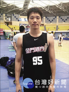 SBL現役球星陳靖寰、林力仁簽名握手會。熱血球迷見證三對三籃球魅力。