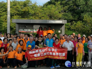 大肚山上候車亭完工。林重鎣攝