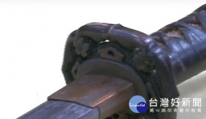 警方表示呂姓男子用來砍殺總統府憲兵的日本武士刀，是偷自軍史館的文物，其上頭還刻有「南京の役殺一○七人」的字樣。圖／YouTube）