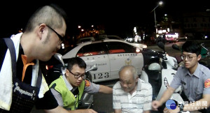 男子酒醉身體不適坐臥路旁，熱心警民協助返家