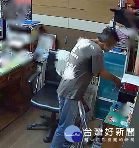 嫌犯原辯稱只有侵入店內沒有行竊，調出監視器清楚拍到他偷竊的畫面才坦承。（記者陳昭宗拍攝）