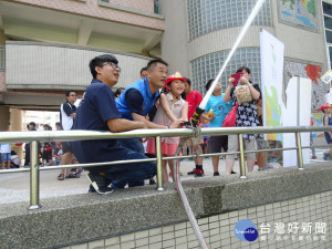 大里消防營小朋友學滅火。林重鎣攝