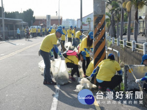 生產捷安特自行車享譽國際的巨大總公司，二十日舉行親睦鄰打掃環

境行動，有近三百位員工參加，在大太陽下個個揮汗如雨中，完成美
化工作，獲得各界肯定。（記者陳榮昌攝） 