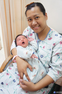 34歲布農族媽媽瑪拉絲喜獲五公斤的早產巨嬰女兒，夫妻感謝光田

醫療團隊照顧讓她和女兒都平安。（記者陳榮昌攝）