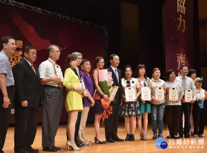 市長朱立倫出席「106年新北市人民團體領航金獎」頒獎典禮，表揚144組獲獎績優團體。（圖／記者黃村杉攝）