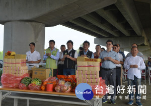 口湖鄉雲131線口湖村至下崙村道路暨側溝改善工程開工，縣長李進勇、口湖鄉長林哲凌等祈求施工順利。（記者陳昭宗拍攝）