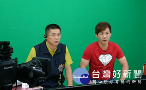 北港偵查隊副隊長鄧家福勤上電視台與觀眾分享警政議題，藉由對鄉親的關懷，達到反毒、防詐的宣導效果。（記者陳昭宗拍攝）