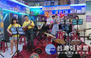 台糖量販北港店為倡導青少年朋友在暑假期間多多參與有益身心健康的休閒活動，特辦理「暑期青少年音樂會」。（記者陳昭宗拍攝）