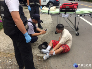 民衆路倒員警立即通報消防隊並驅車趕往，再由救護員查看其身體健康狀況。

