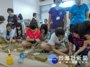 大甲區西岐社區舉辦同心協力蓆情傳藝活動，百人合力編織千人睡的

大甲草蓆，浩大場面讓來賓驚嘆連連。（記者陳榮昌攝）