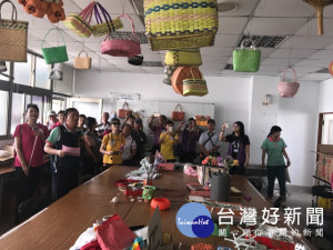 台中南區長青學苑三十餘位學員，二十三日參訪外埔長青學苑會館設

備，對區公所的學習大樓、照顧長輩之用心，給予相當肯定。（記者
陳榮昌攝）