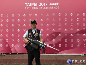 楊梅分局為避免空拍機砸傷觀眾，或被有心人士利用丟擲爆裂物，使用「空拍機攔截槍」因應，提醒民眾留意。