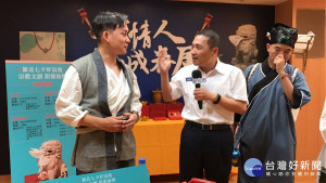 新北市副發言人葉元之擔任叫賣哥，在七夕前於臉書銷售與義賣宗教文創商品，副市長侯友宜也現身直播節目。（圖／記者黃村杉攝）