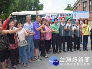 貫穿大甲溪北、溪南668線中型巴士，規畫通行市區各地點，二十四

日吳敏濟主持通車典禮，交通局副局長馮輝昇宣佈前三天乘坐免費，

希望大家來試乘。（記者陳榮昌攝）
