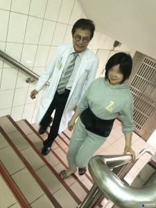 五十多歲的陳姓婦人20年來受腰部酸痛之苦，大甲李綜合醫院副院長

級骨科醫師王芳英採用特殊方式「骨泥灌注強化椎體及固定椎弓螺釘

術」，改善陳婦腰椎病痛之苦。（記者陳榮昌攝）
