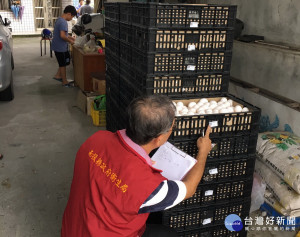 南投縣衛生局要求下游蛋商回收百餘箱蛋封存。
