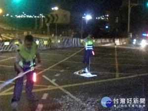 車道上散落滿地玻璃碎片好危險 熱心員警用心、用力協助警戒清除獲路過民眾比「讚」