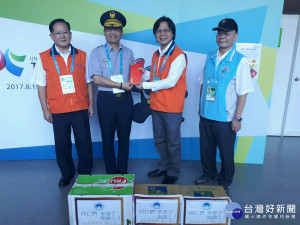 內政部長葉俊榮、警政署長陳國恩前往新莊體育館，慰問新莊分局執勤員警及志工，頒贈慰問金及補給品。（圖／記者黃村杉攝）