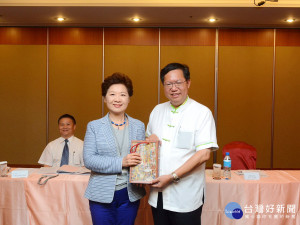 桃園市長鄭文燦、公平交易委員會主委黃美瑛於「106年公平交易委員會與地方機關協調聯繫會報」中互贈禮物。