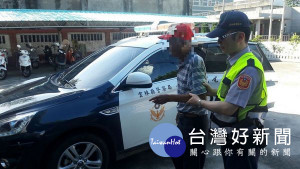 失智老翁迷途街頭，巧遇鹿寮警方巡邏車及時伸援，將其平安送返家中。（記者陳昭宗拍攝）