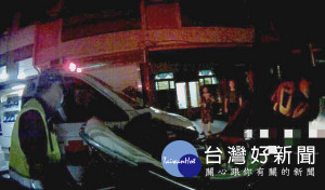 虎尾警方會同救護人員緊急將尚存一絲氣息的燒炭女子送醫，挽回寶貴性命。（記者陳昭宗拍攝）